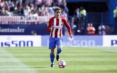 南亚体育-乌克兰队球迷点燃烟火助威