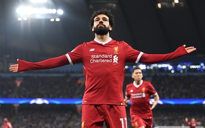 南亚体育独家-什琴斯尼赛后拥抱对方小球迷